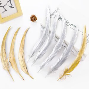 Rooster Tail Feathers (Bulk Pack) — 50 or 100 Pieces. Natural material, measuring 10–14 inches (25–35 cm) in length. Ideal for various handicrafts, wedding decorations, carnival celebrations, masquerade balls, stage performances, and DIY creative projects. Available in Gold or Silver.