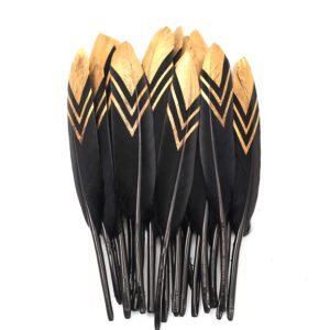 100 Mixed Color Goose Feathers (Small Feathers) — 4–6 inches (10–15 cm) — Bulk natural feathers, ideal for weddings, Halloween decorations, DIY crafts, cosplay, Gothic fashion, and various craft projects. Featuring a double V chevron pattern (symbolizing direction and strength) - with serrated/arrow design and gilded white feathers | Bohemian style, perfect for Easter, Christmas, cake decoration, costume embellishments, and baby christening decorations (luxurious gold finish)